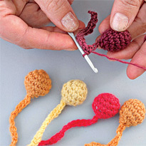 Многоцветный шарф косичка с помпонами. Шаг 2