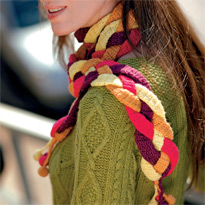 Многоцветный шарф косичка с помпонами 