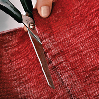 Новогодние красные салфетки с мережкой и золотым шнуром. Шаг 1