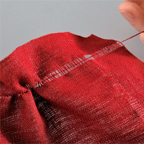 Новогодние красные салфетки с мережкой и золотым шнуром. Шаг 2