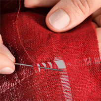 Новогодние красные салфетки с мережкой и золотым шнуром. Шаг 3