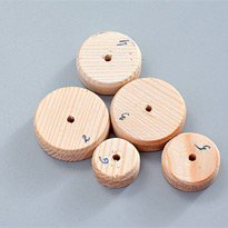 Дед мороз и снегурочка из детских деревянных пирамидок. Шаг 3