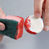 Дед мороз и снегурочка из детских деревянных пирамидок. Шаг 7