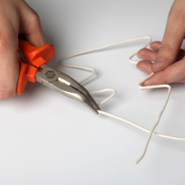 Елочная игрушка из проволоки и ниток