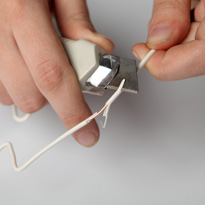 Елочная игрушка из проволоки и ниток