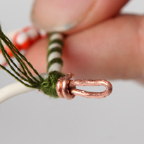 Елочная игрушка из проволоки и ниток