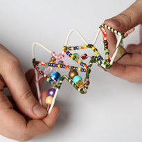 Елочная игрушка из проволоки и ниток