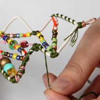 Елочная игрушка из проволоки и ниток