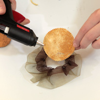 Упаковываем  бутылку шампанского к Новому Году