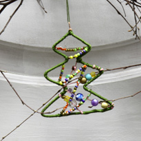 Елочная игрушка из проволоки и ниток