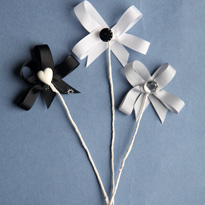 Открытка из ткани в черно-белых тонах