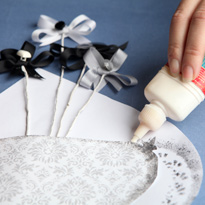 Открытка из ткани в черно-белых тонах