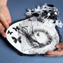 Открытка из ткани в черно-белых тонах