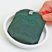 Новогодняя композиция из веток ели, цветов и конфет со свечками. Шаг 4