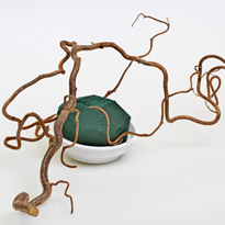 Новогодняя композиция из веток ели, цветов и конфет со свечками. Шаг 5