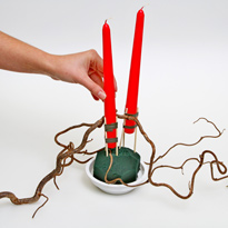 Новогодняя композиция из веток ели, цветов и конфет со свечками. Шаг 6