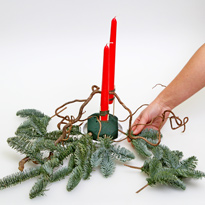 Новогодняя композиция из веток ели, цветов и конфет со свечками. Шаг 7