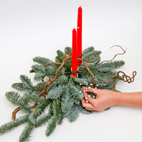 Новогодняя композиция из веток ели, цветов и конфет со свечками. Шаг 8