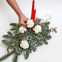 Новогодняя композиция из веток ели, цветов и конфет со свечками. Шаг 9