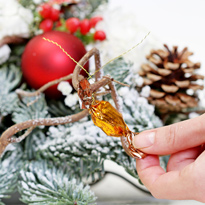 Новогодняя композиция из веток ели, цветов и конфет со свечками. Шаг 12