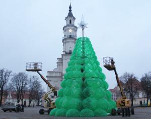 Рождественское дерево Каунаса сделали из бутылок