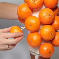 Новогоднее дерево из мандаринов в валенке. Шаг 4