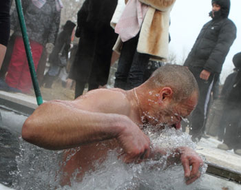 Онищенко одобрил купание в проруби на Крещение 