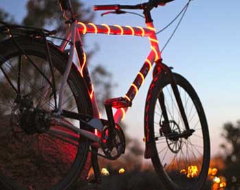 Ночною порою велосипед можно обмотать фонарем 