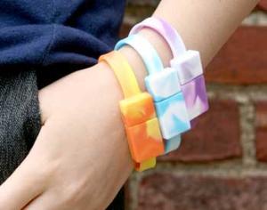 Флеш-карту соединили с браслетом