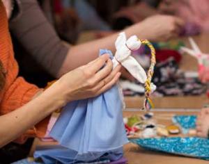 В Краснодаре выставлены куклы из листьев кукурузного початка