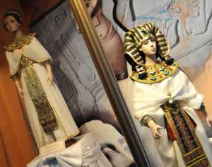 На Волге показывают кукол в исторических костюмах