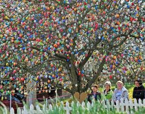 В Германии появилось пасхальное дерево с девятью тысячами яиц