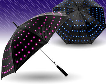 Зонт может осветить путь в темноте 