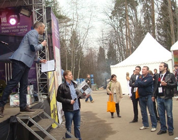 Суперсадовник вручил призы победителям викторины на выставке РИФ+КИБ 2012 