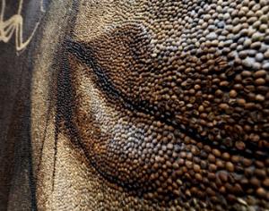 В Парке Горького собрали огромную картину из зерен кофе