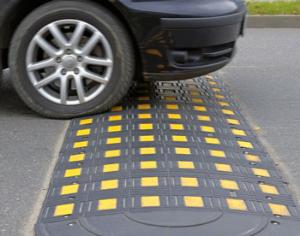 Москвичей призывают бороться с неправильными лежачими полицейскими