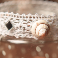 Украшение подсвечника зеркальцами. Шаг 2