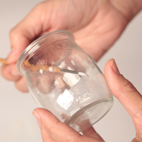 Украшение подсвечника зеркальцами. Шаг 3