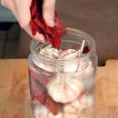 Чеснок, маринованный со свеклой. Шаг №2