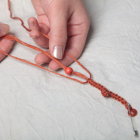 Браслет из мулине с бусинами и шишечками. Шаг 3