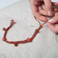 Браслет из мулине с бусинами и шишечками. Шаг 4