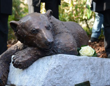 Памятник медведю Кнуту установлен недалеко от его вольера 