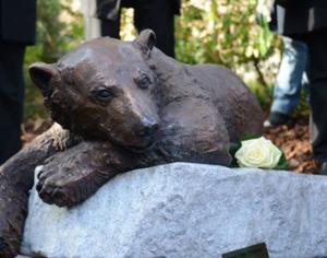 Памятник медведю Кнуту установлен недалеко от его вольера