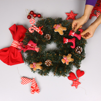 Рождественский венок из самодельных игрушек. Шаг 3