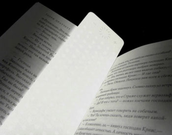 Благодаря закладке можно читать книгу в темноте 