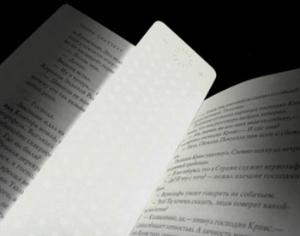 Благодаря закладке можно читать книгу в темноте