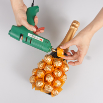 Упаковка для подарка: шампанское-ананас. Шаг 2 Упаковка для подарка: шампанское-ананас. Шаг 2