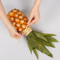 Упаковка для подарка: шампанское-ананас. Шаг 4 Упаковка для подарка: шампанское-ананас. Шаг 4