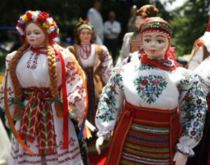 В Переславль приехала выставка костюмов для кукол