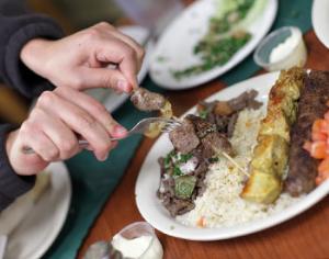 Кто недосыпает — тот переедает